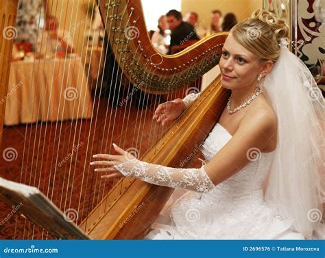 mooie bruid stock foto image  krijgen besluit instrument
