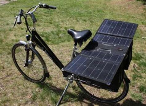 elektrische fiets onderweg opladen met zonnepaneel op fietstas fietsen elektrische fiets