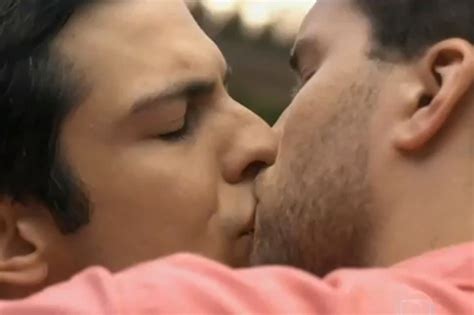 il bacio gay in tv che dà fastidio al brasile è polemica