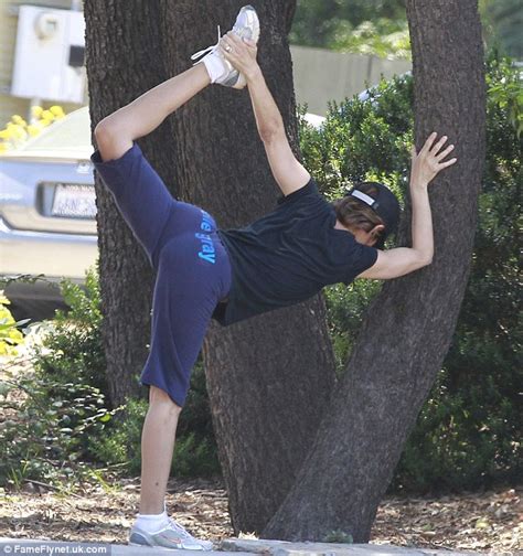 Lisa Rinna Shows Her Flexibility As She Performs