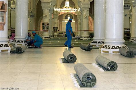 إعادة فرش 15 ألف سجادة في المسجد الحرام جريدة الرياض
