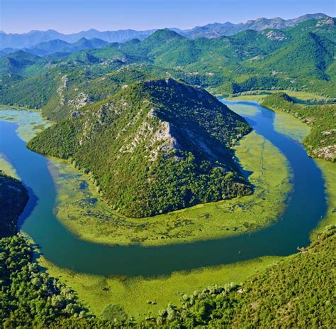 montenegro weltkulturerbe berge und tuerkisfarbenes meer welt