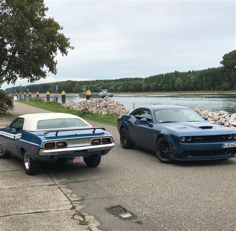 Ein Schönes Paar Impression Dodge Challenger R T 2021 Trifft