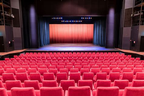 theaterzaal het hart van markant uden grote namen weten hier het publiek tot  de ziel te