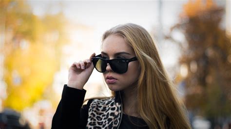 hd cute blonde girl with sunglasses wallpaper download