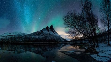 aurora borealis lake mountain night reflection