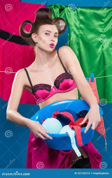 speld op meisje met een mand met de wasserij stock afbeelding image  wasknijpers huisvrouw