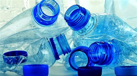 membersihkan botol minuman plastik  tidak bau