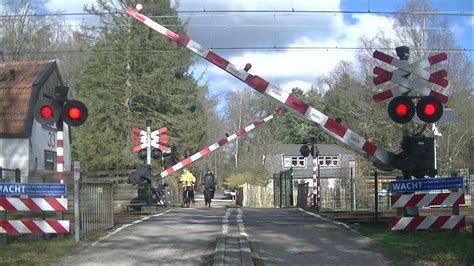 spoorwegovergang baarndutch railroad crossing youtube