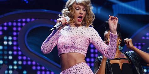 A Moment For Taylor Swift S Cute Pink Crop Top Please