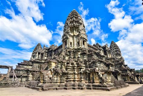 top  temples  siem reap  walk   world angkor wat bayon
