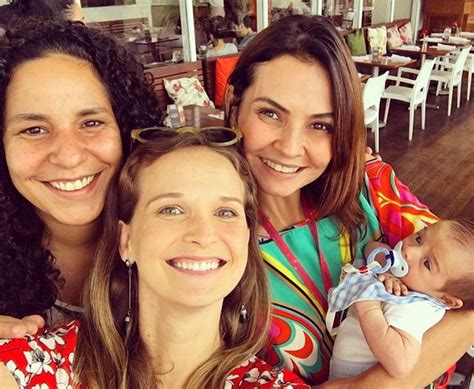 Acompanhada De Seu Bebê Fernanda Rodrigues Almoça Com Colegas De