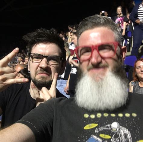 seán jacksepticeye and his brother malcolm at a pearl jam concert youtube jacksepticeye