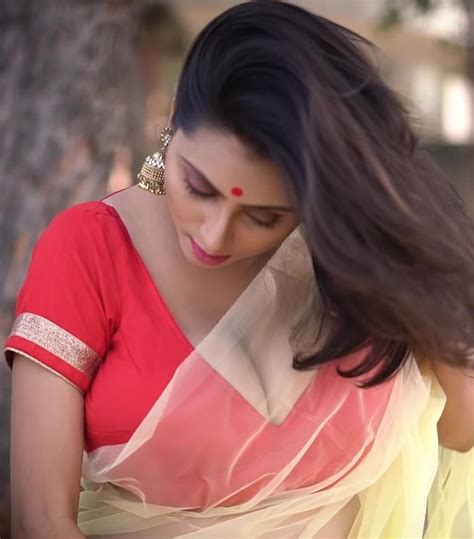 bengali maria aunty hot open cut blouse exposing huge boobs transparent saree visible