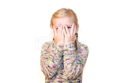 linda niña tímida escondiendo su rostro fotografías de stock