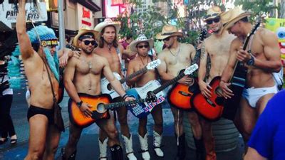 giants rookies dress  naked cowboy head  times square  midst
