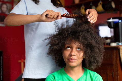 «girl Helping To Comb Her Sisters Kinky Hair Del Colaborador De