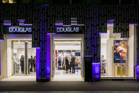douglas nuovo flagship store  milano