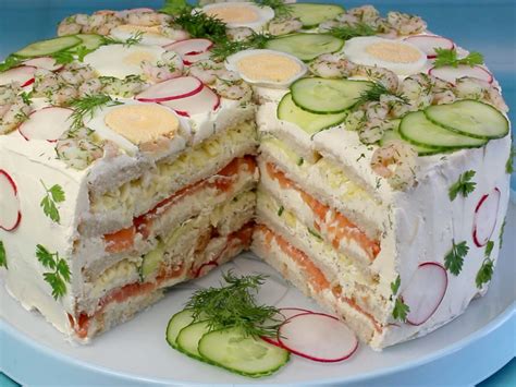 rezept festliche sandwichtorte mit lachs und frischkaese