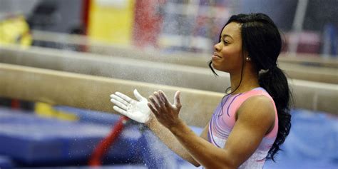 twitter defends gabby douglas after she s criticized for her hair