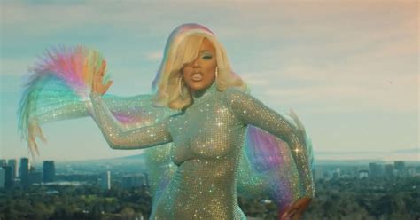 the best beauty looks from doja cat s ‘say so music video