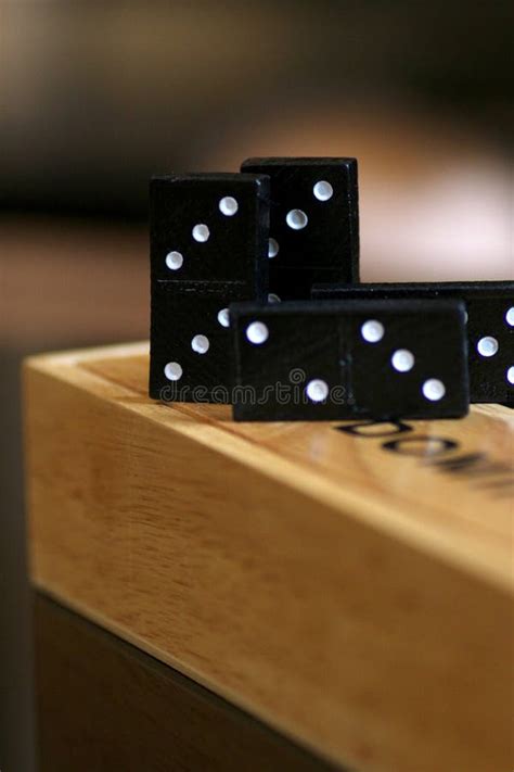 zwarte dominostukken op houten dominodoos stock afbeelding image  spel sluit