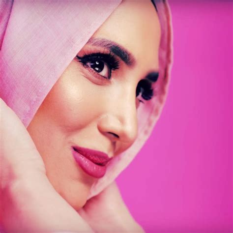 hijab wearing model amena khan steps down l oréal campaign