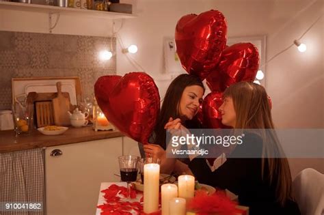 Couple De Lesbiennes Célébrant La Saintvalentin Photo Getty Images