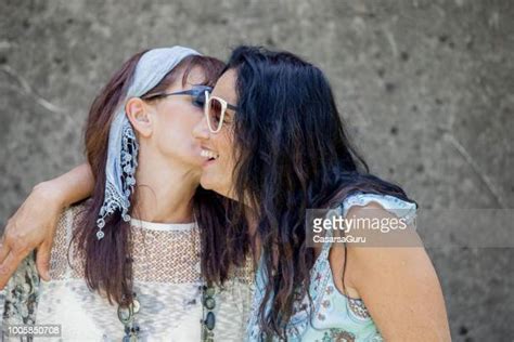 mature lesbian kissing foto e immagini stock getty images