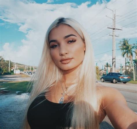 pia mia shows us all how to wear dark roots in blonde hair