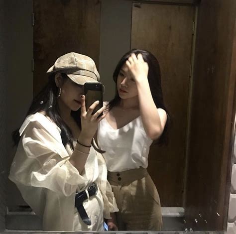 𝒫𝑒𝒶𝒸𝒽𝓎 ₊˚ ༄ girl couple girl friendship korean best friends