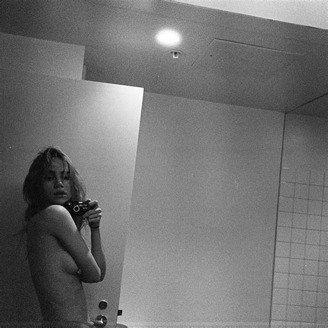 Suki Waterhouse Read Porn Book And Take Hot Selfie 34 Photos The