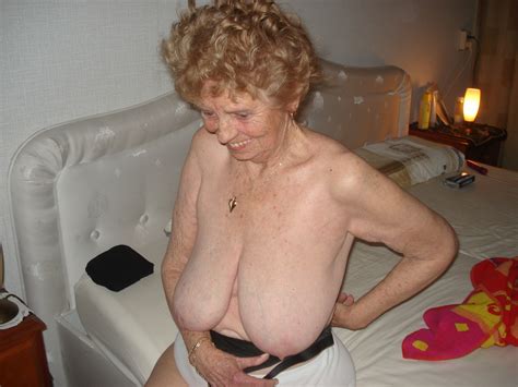 this very old lady has accepted to pose for me all nude and show free porn