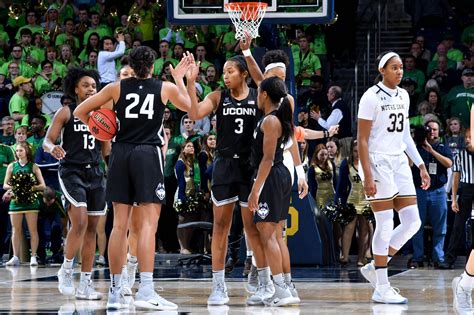 Women S College Basketball Rankings Uconn Back To No 1 After