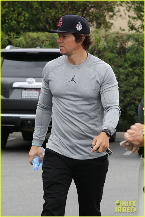 photo mark wahlberg bulges out of shirt with gma 28 photo 3509964