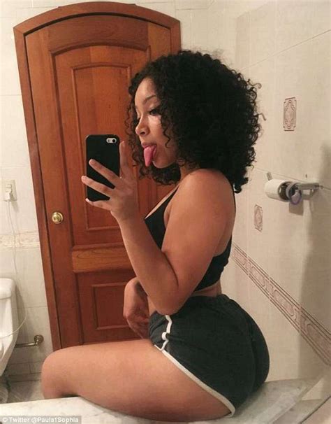 Womans Bathroom Selfie Goes Viral For The Location Of The Toilet Roll