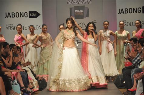 high quality bollywood celebrity pictures ileana d cruz super sexy navel show at lakme fashion