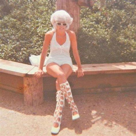 found photos women hanging out in the 1960s flashbak