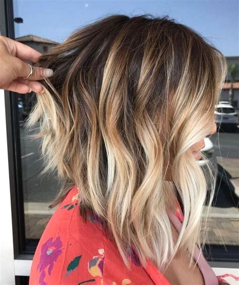 Si tratta di una colorazione permanente, che mira a illuminare soltanto certe parti della capigliatura, ovvero le lunghezze e le punte. Capelli biondi Balayage | Capelli castani con riflessi biondi, Capelli