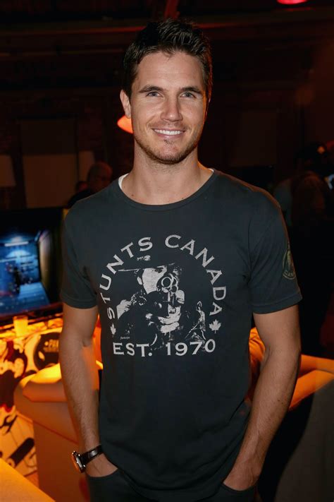 Who Is Robbie Amell The Duff Actor Is As Charming And Lovable In Real