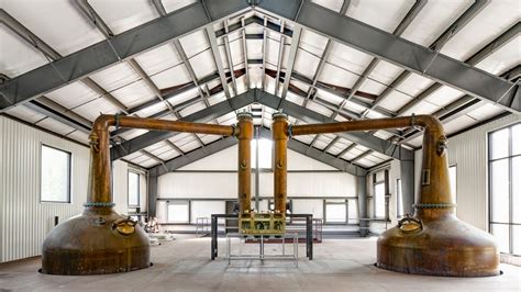 whiskey distilleries poised   waves    decade eater