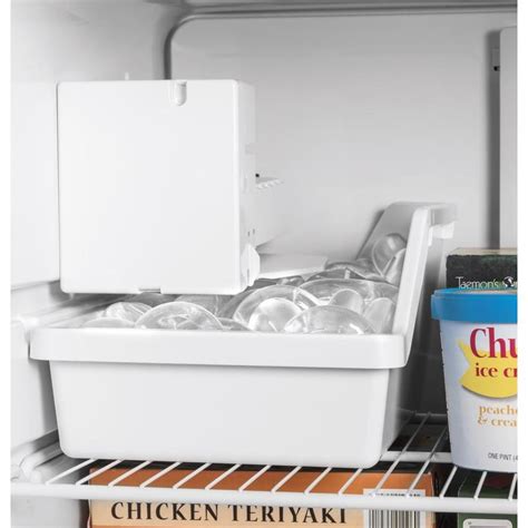 Ge 17 5 Cu Ft Top Freezer Refrigerator With Ice Maker Black Energy