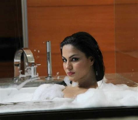 Kutukan Dewata Veena Malik Artis Pakistan Mandi