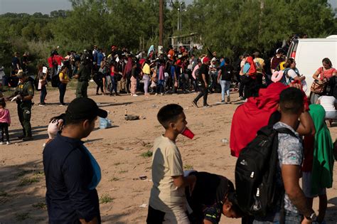 Video Shows Massive Group Of Migrants Crossing Texas Border