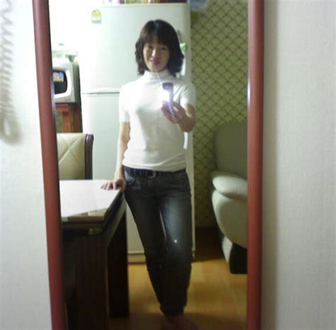 40 Ish Korean Wife Raunchy Mirror Shots Leaked Thots