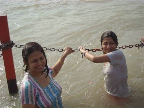 indian desi hindu girls bathing in ganga river hot photos