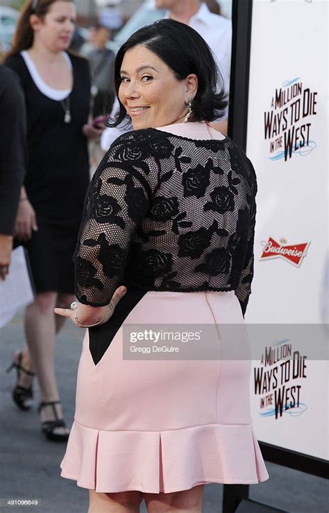 Actress Alex Borstein Arrives At The Los Angeles Premiere Of A News
