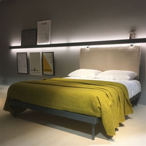 la tete de lit  suspendre pour une decoration de chambre moderne