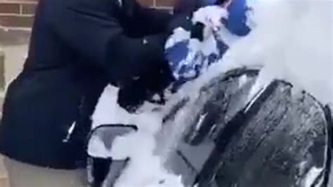 dumpert auto sneeuwvrij maken