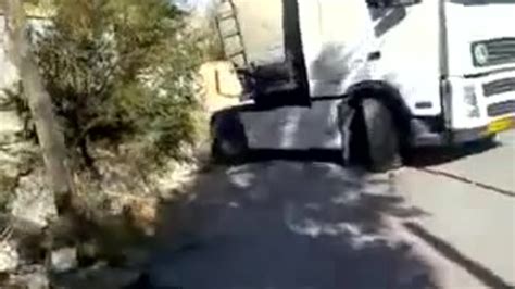 dumpertnl vrachtwagenchauffeur met dikke skills